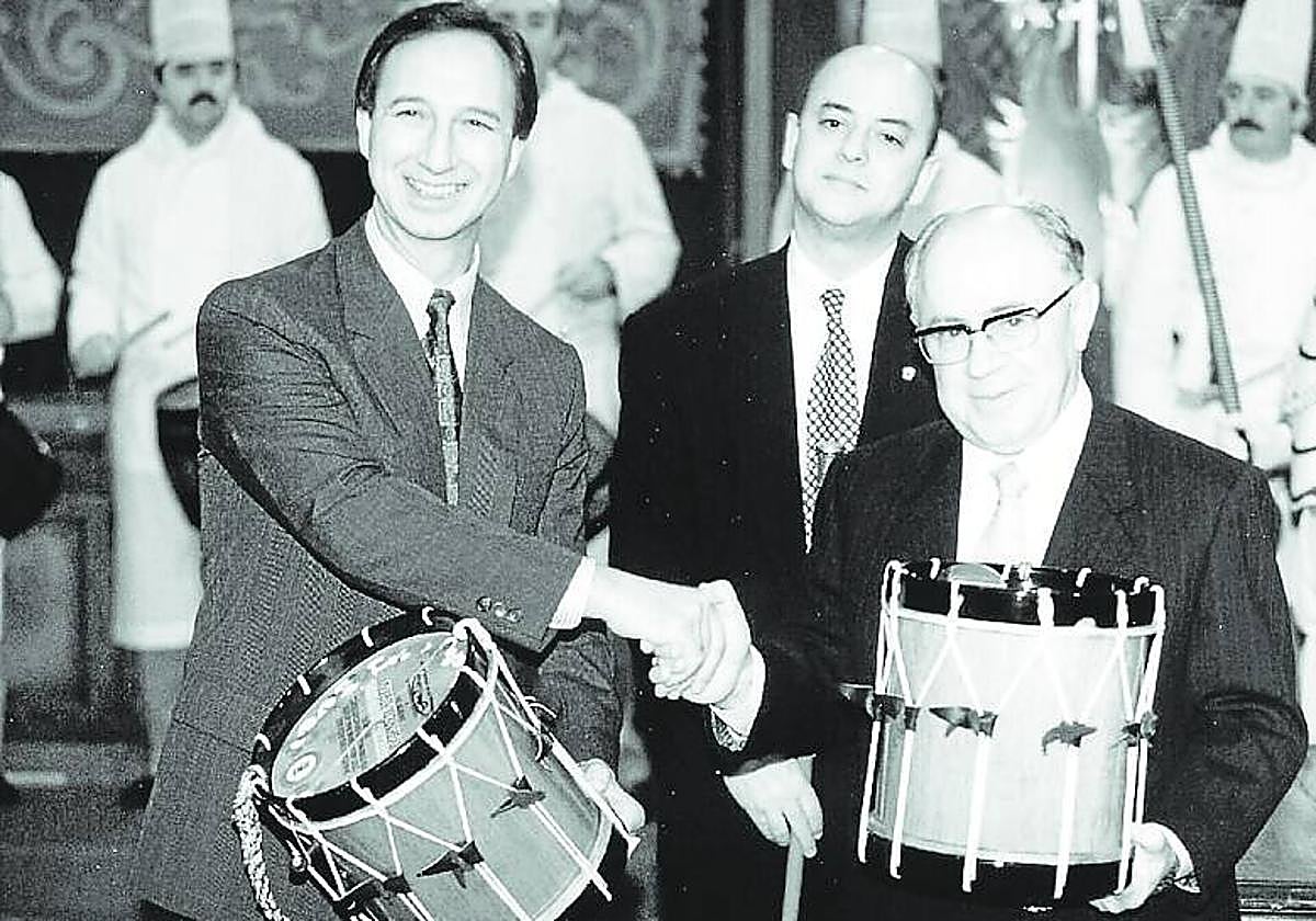 Carmelo Urza y Justo Segura comparten el Tambor de Oro en 1995.