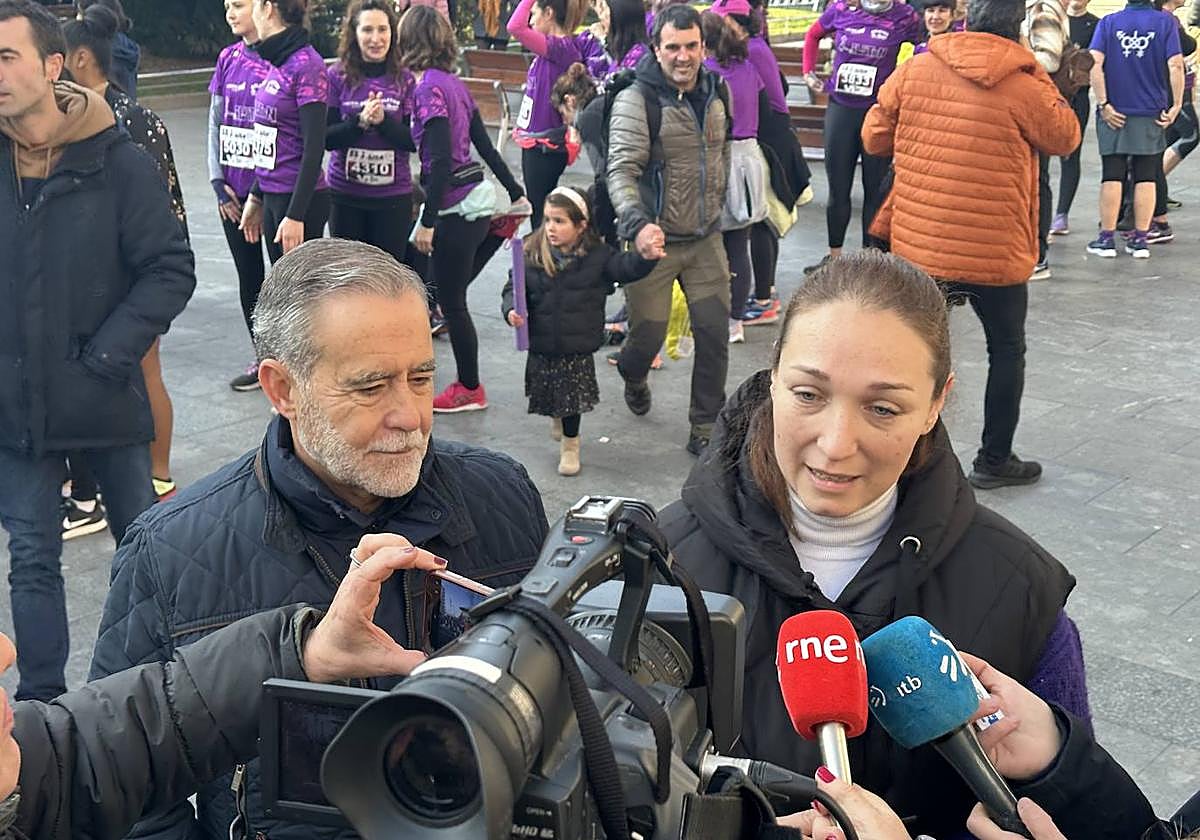 Jorge Mota y Muriel Larrea atienden a los medios en el Boulevard donostiarra.