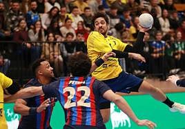 Rodrigo Salinas se levanta en suspensión ante Richardson y Petrus.