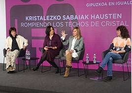Debate. Azu Muguruza, Verónica Melo (moderadora), Mercedes Bautista y Victoria Landa, en el Foro Gipuzkoa en Igualdad en DV Gunea.