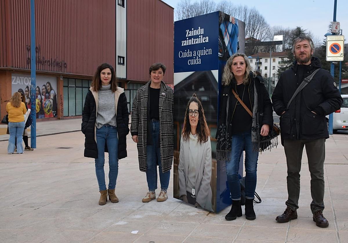 Ostolaza, Otaegi y representantes de la Agencia de desarrollo Oarsoaldea, este lunes en Galtzaraborda.