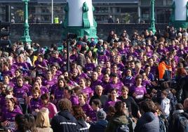 Una marea lila llenó las calles de Donostia en la 33ª Lilatón.