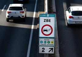 Señal de advertencia del inicio de la zona de bajas emisiones en Barcelona.