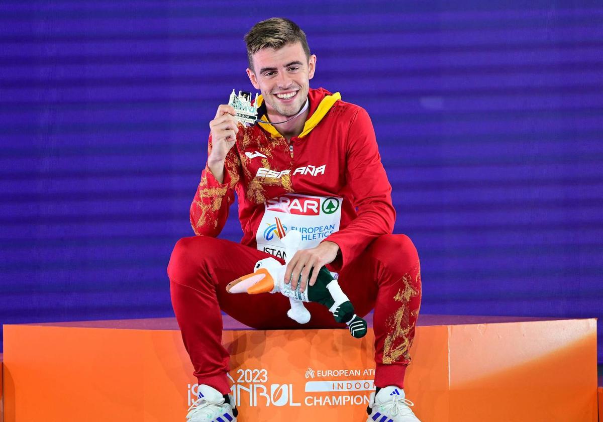 El gallego Adrián Ben posa con el oro europeo de los 800 metros.