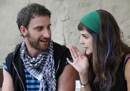 Dani Rovira y Clara Lago en un momento del rodaje de 'Ocho apellidos vascos' en Zumaia.