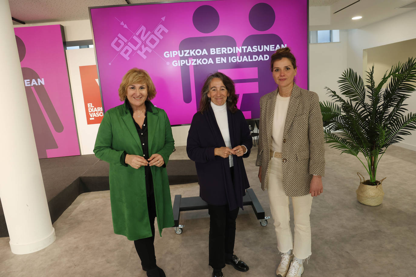 Las socialistas Cristina Lagé, Marisol Garmendia y Ane Oyarbide.