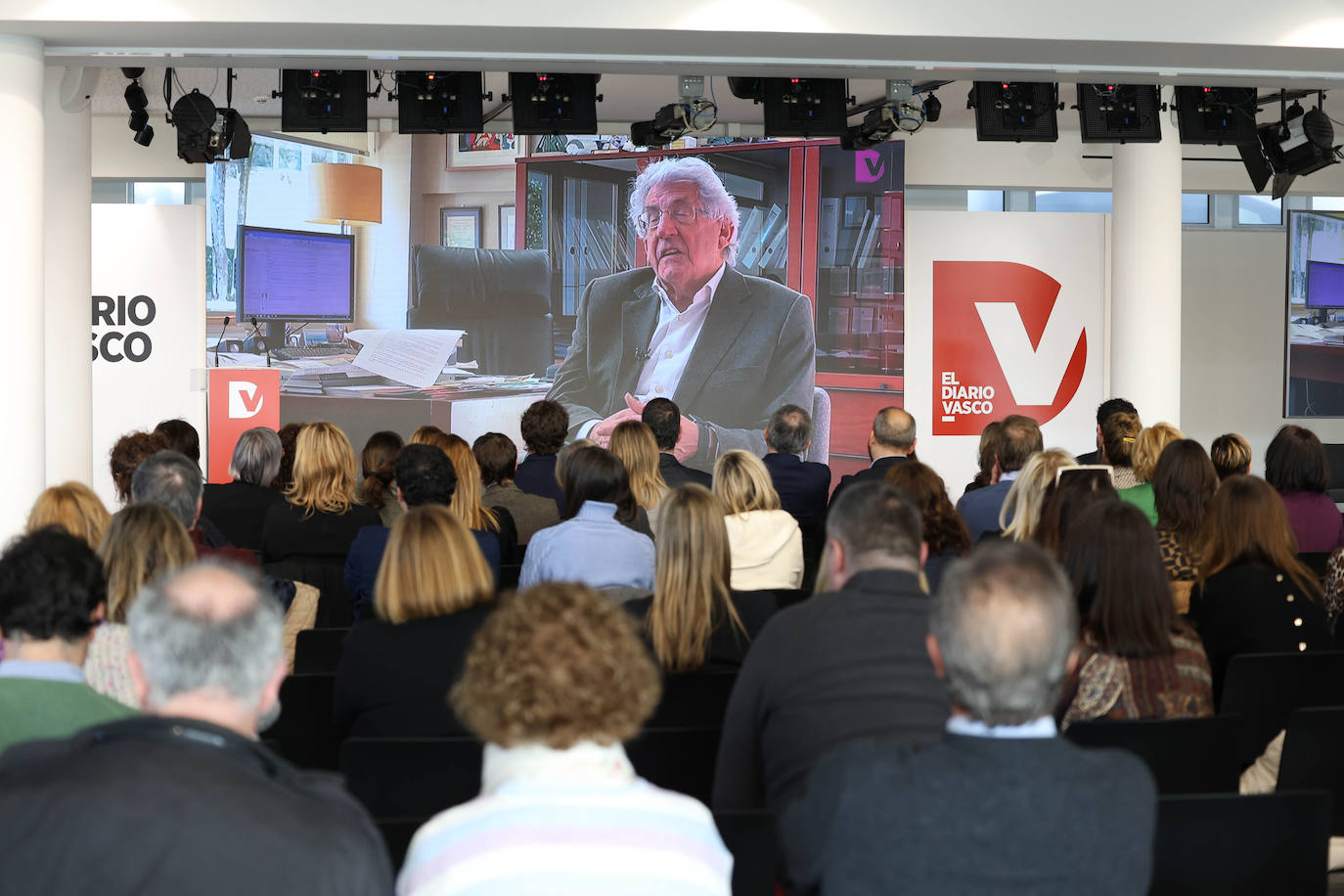 Pedro Miguel Etxenike, presidente del DIPC, responde a las preguntas 'de mujeres' realizadas por Estrella Vallejo a cuatro hombres relevantes de la sociedad guipuzcoana.