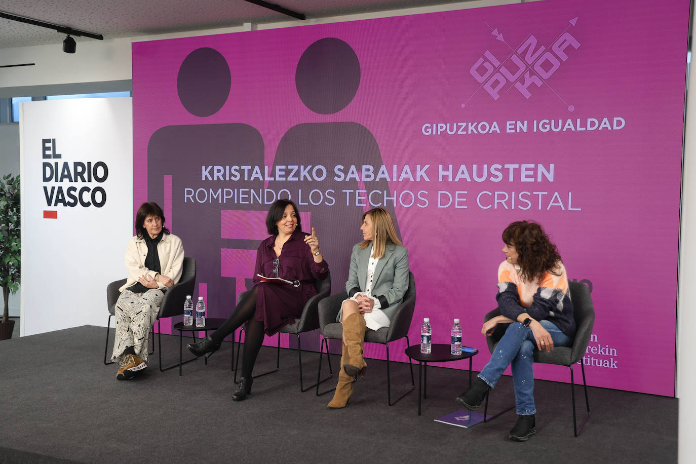 La periodista Verónica Melo modera el foro 'Rompiendo los techos de cristal' en el que participaron Azu Muguruza, Mercedes Bautista y Victoria Landa, en DV Gunea.