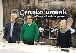 El director general de Derechos Humanos y Cultura Democrática, Ion Gambra, con los miembros de Intxorta 1937 Kultur Elkartea