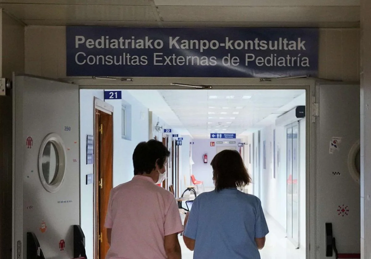 Dos sanitarias entran al área de pediatría del Hospital Donostia.