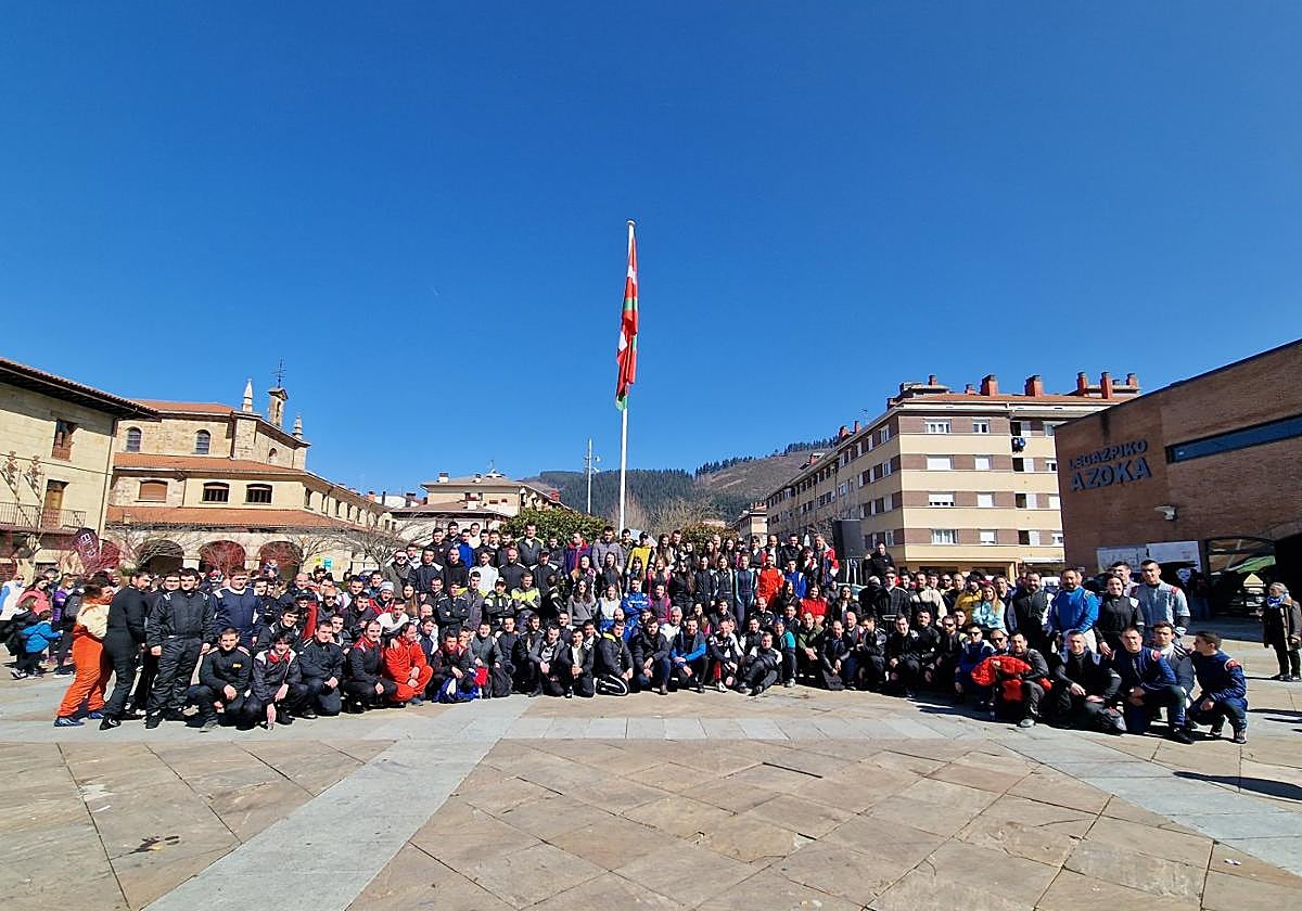 Foto de familia de los participantes del 25º Rallysprint Gabiria-Legazpi, tomada el domingo, en la plaza, convertida en el centro neurálgico de la carrera.