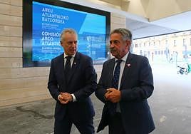 El lehendakari Iñigo Urkullu y el presidente de Cantabria, Miguel Ángel Revilla, en mayo del año pasado en la Asamblea General del Arco Atlántico celebrado en San Sebastián.