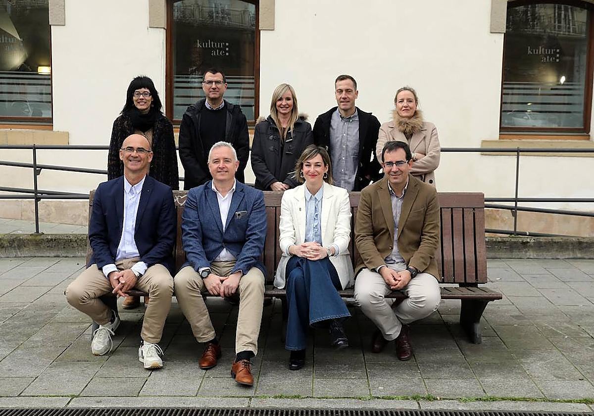 Yanoba Mariezkurrena, Javier Bikuña, Isabel Cortadi, Aitor Lizarza, Belén Balerdi, Jokin Díaz, Joseba Sagastigordia, María Ubarretxena e Iker Estensoro posan ante el Kultur Ate de Arrasate.