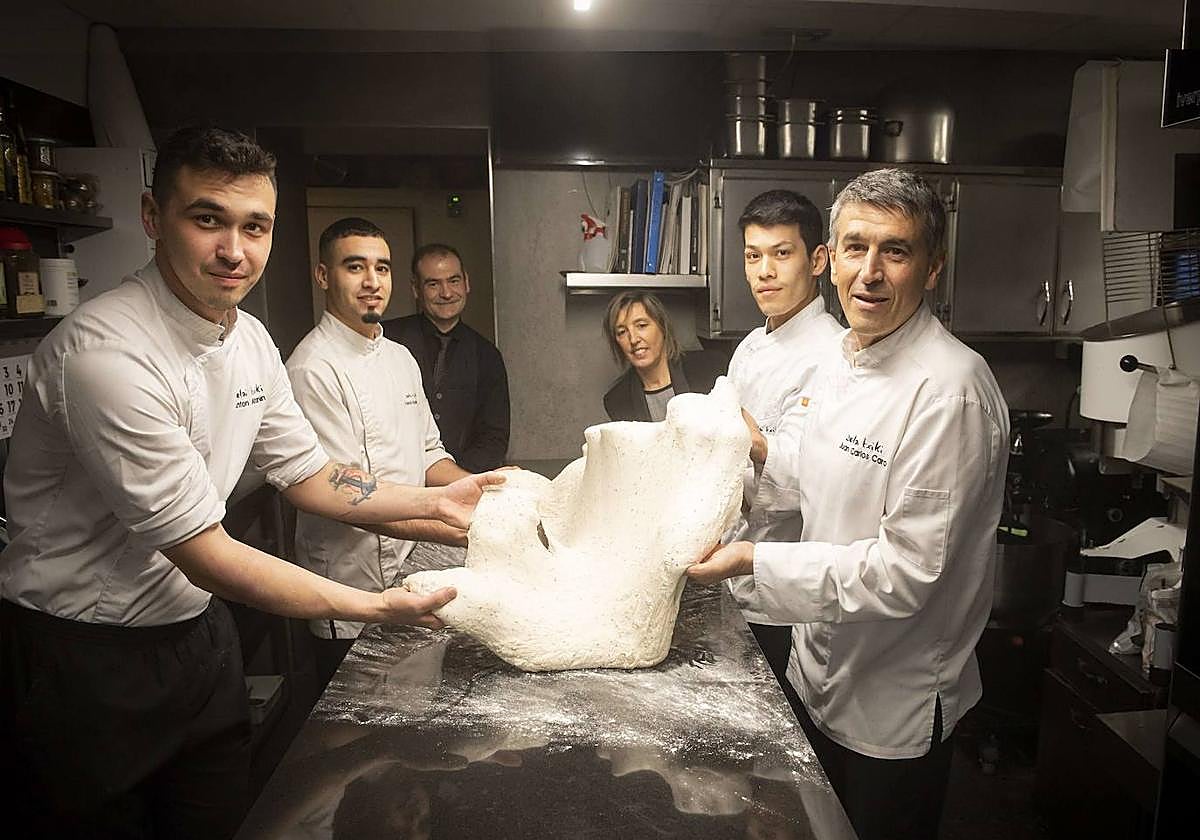 El equipo del Zelai Txiki donostiarra, con las manos en la masa en su restaurante, donde se come bien y se está muy a gusto.