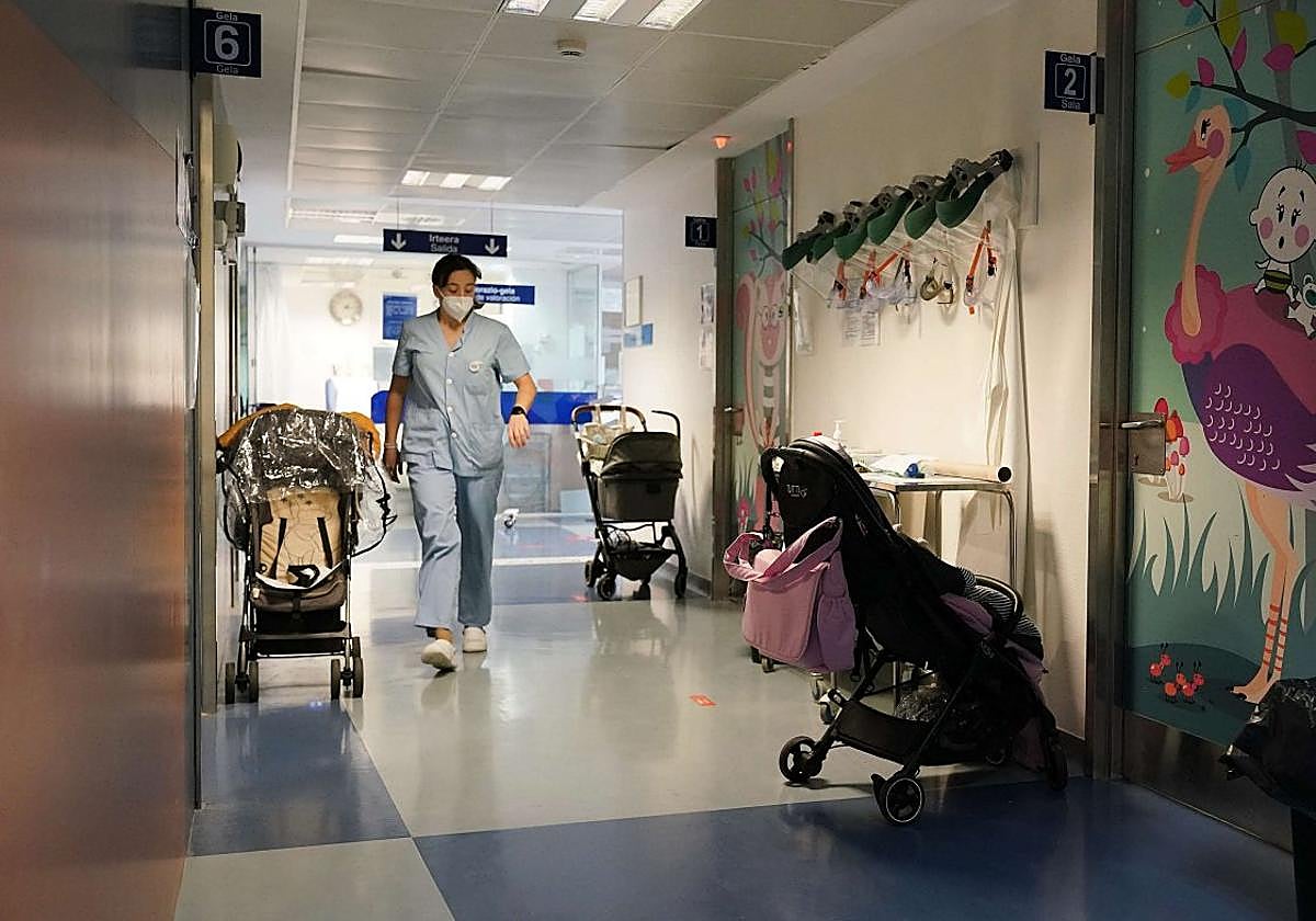 Una enfermera camina por los pasillos de Urgencias de Pediatría del Hospital Donostia.