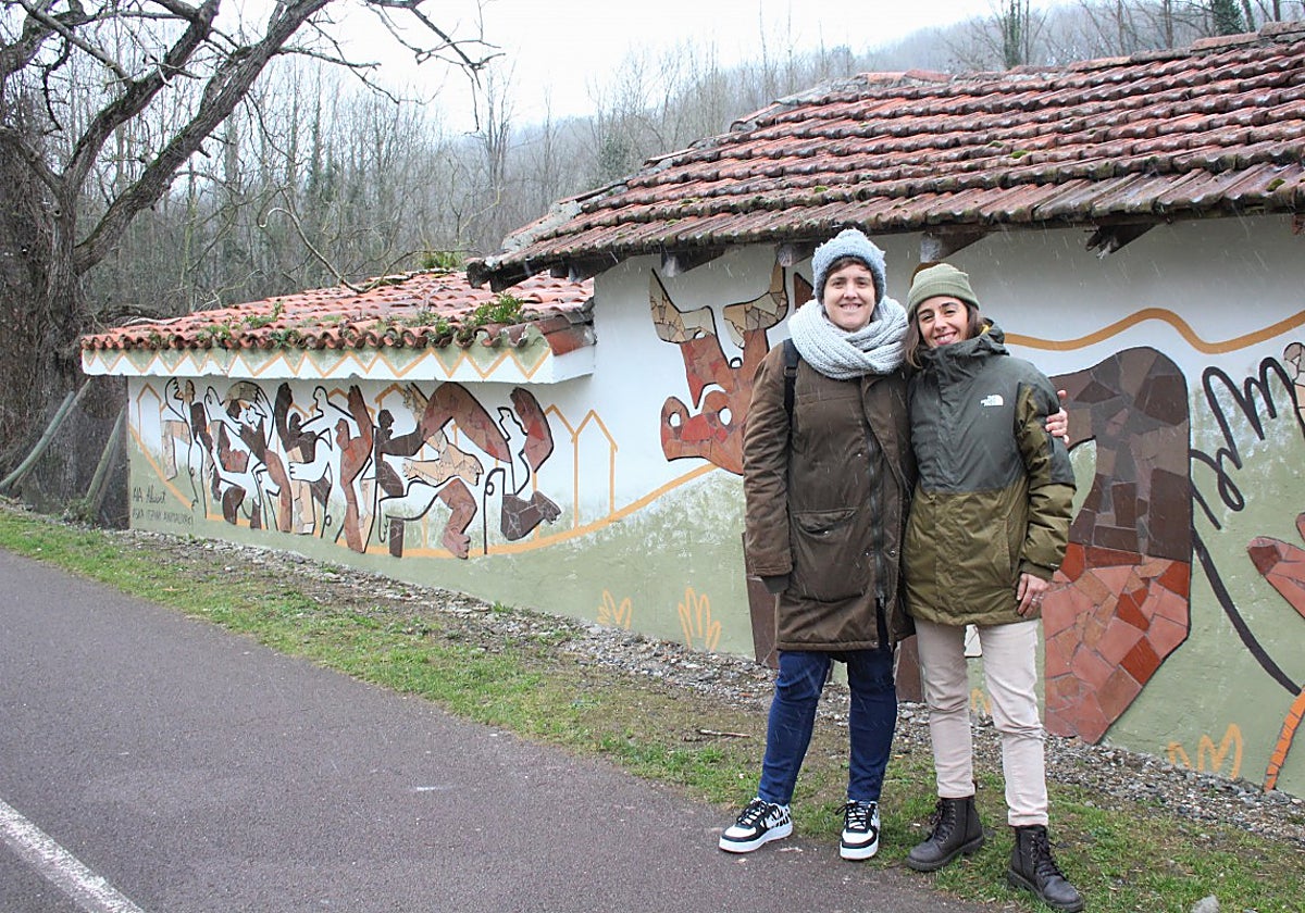 Lide Treku eta Alaia Gaztelumendi 'Alaiart' Ugaldetxon egindako muralaren aurrean.