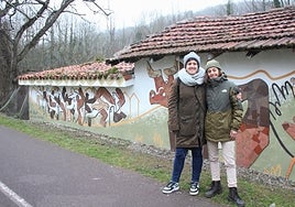 Lide Treku eta Alaia Gaztelumendi 'Alaiart' Ugaldetxon egindako muralaren aurrean.