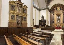 La iglesia es de estilo neoclásico con una única nave con crucero presidida por el altar y dos retablos en los laterales