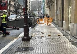 Restos de los cascotes que han caído en la acera de la calle Urbieta desde la cornisa del quinto piso de una casa de San Sebastián.
