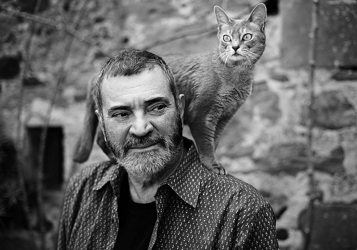 El escritor y fotógrafo barcelonés Jordi Esteva, con su gata Miko.