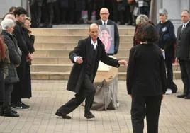 Stéphane Voirin baila ante el féretro de su pareja en el funeral de Biarritz.