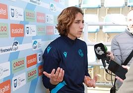 Natalia Arroyo atiende a los medios esta mañana en Zubieta.