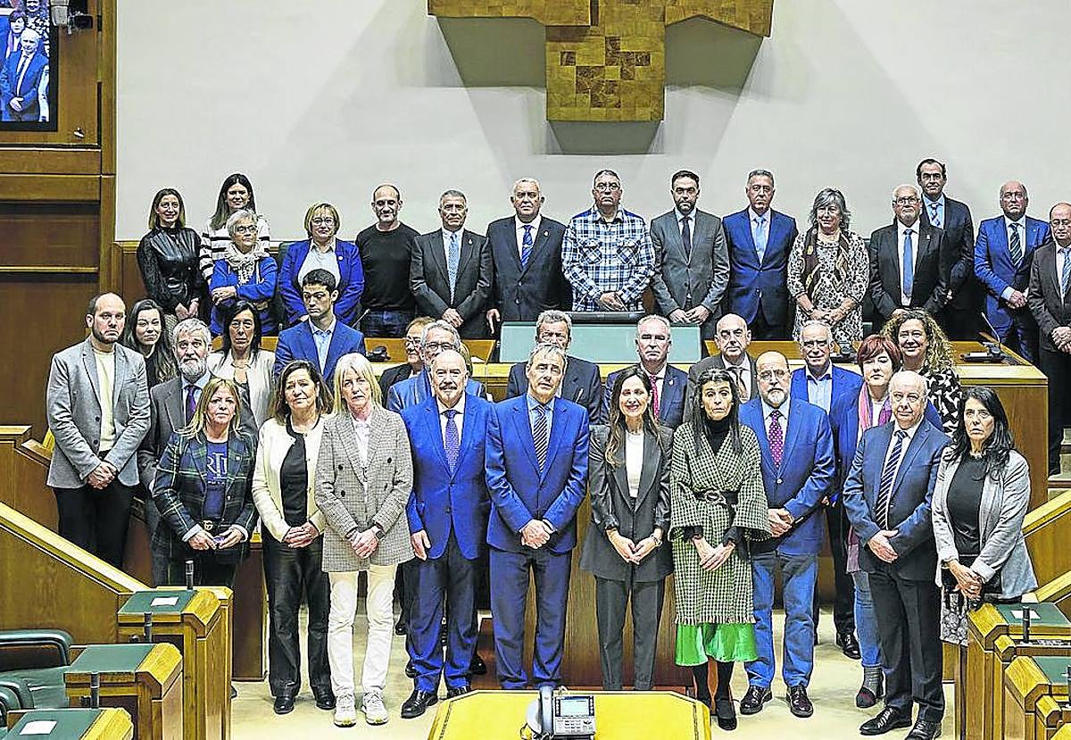 Tomás Caballero, Bakartxo Tejeria y Nerea Melgosa, ayer en el Parlamento Vasco junto al resto de asistentes a la recepción a las víctimas.