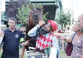 José Luis Martínez besa el hocico de 'Amazing Red' en el paddock tras ganar la Copa de Oro.