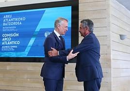 Urkullu y Revilla se saludan en Donostia en mayo del año pasado en la reunión del Arco Atlántico.