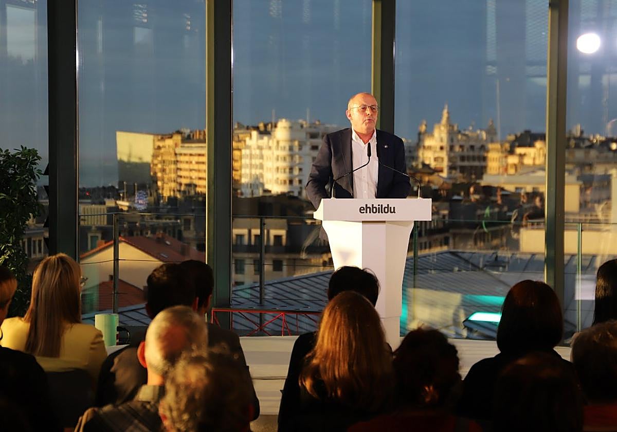 El candidato de EH Bildu, Juan Karlos Izagirre, ayer en Tabakalera.