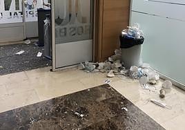 La huelga de la limpieza se nota en el Hospital Donostia.