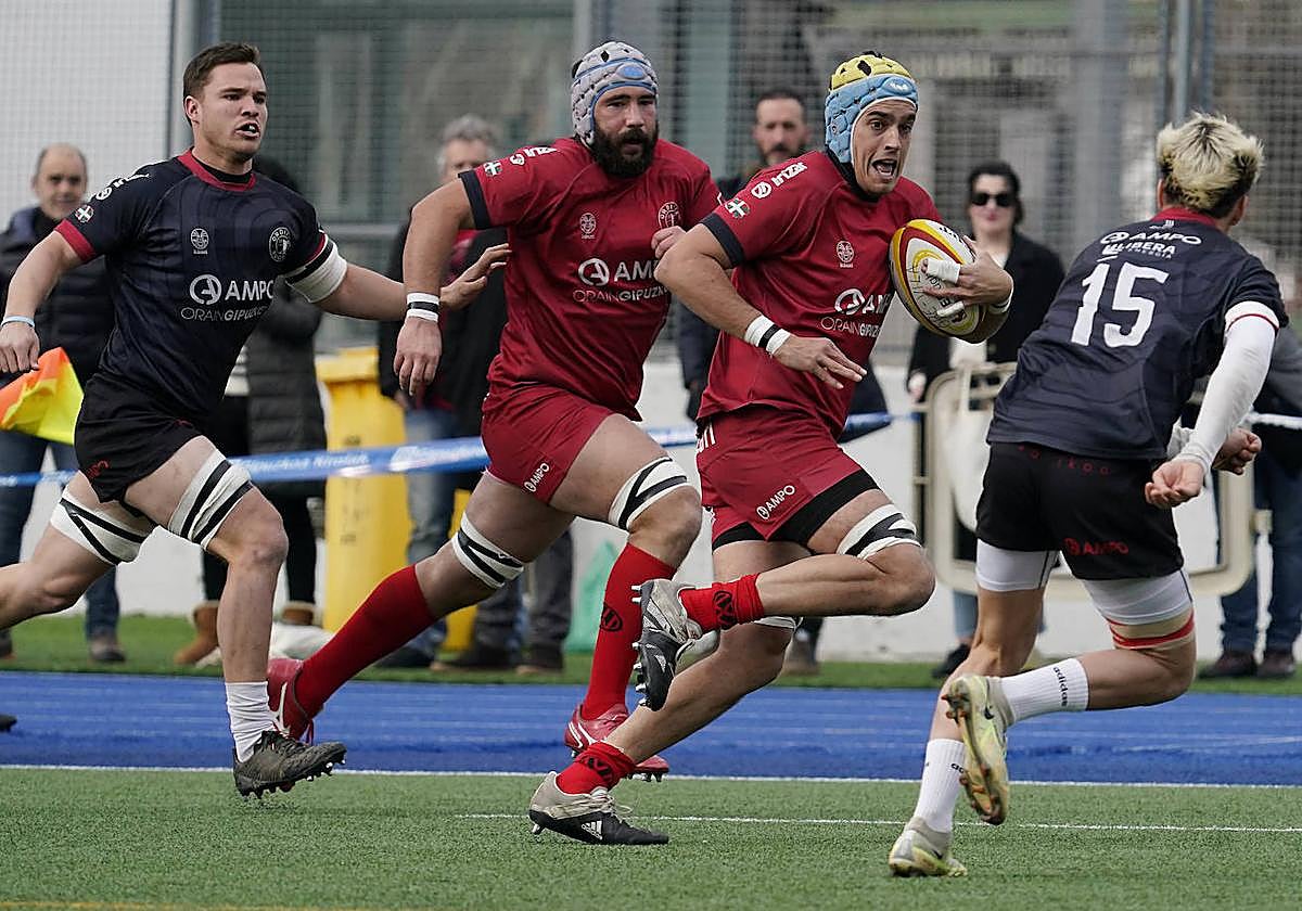Un jugador del Ampo Ordizia corre con el oval en sus manos en busca de realizar un ensayo.