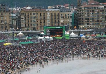 La noche por la paz con Bob Dylan y más de 80.000 espectadores en 2006 en la playa de La Zurriola