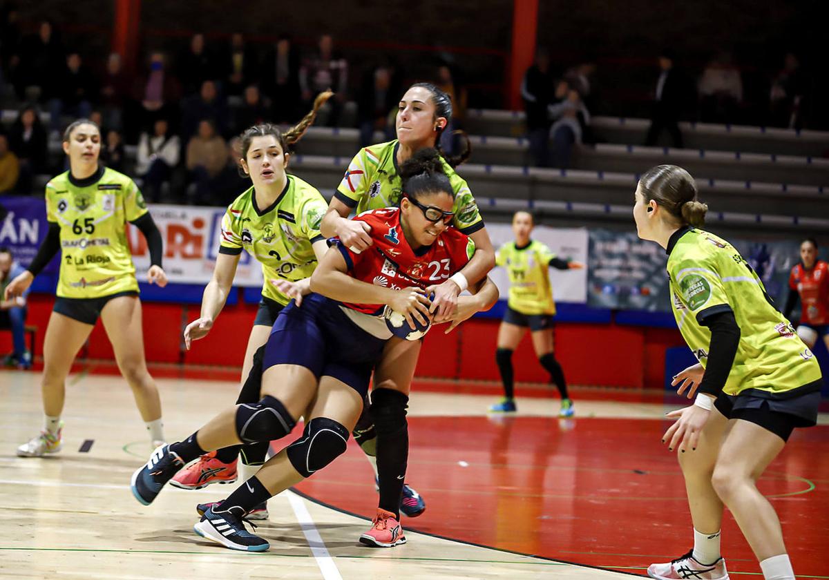 Lyndae Tchaptchet en un partido con la selección española júnior.