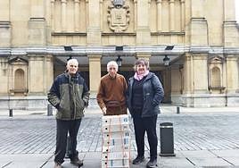 Tres miembros de la Asociación de Vecinos de Ulia este viernes con los firmas y alegaciones presentadas al Ayuntamiento.