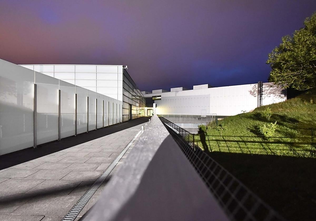 Vista nocturna de las instalaciones deportivas de Usabal de Tolosa.
