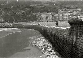 Década de los 40: Muro de costa en la Zurriola.