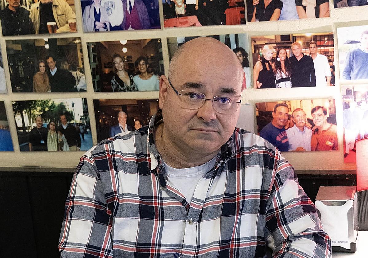 El poeta irundarra Pello Otxoteko, durante la entrevista.