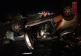 Estado en el que quedó el automóvil tras la salida de vía y posterior vuelco.