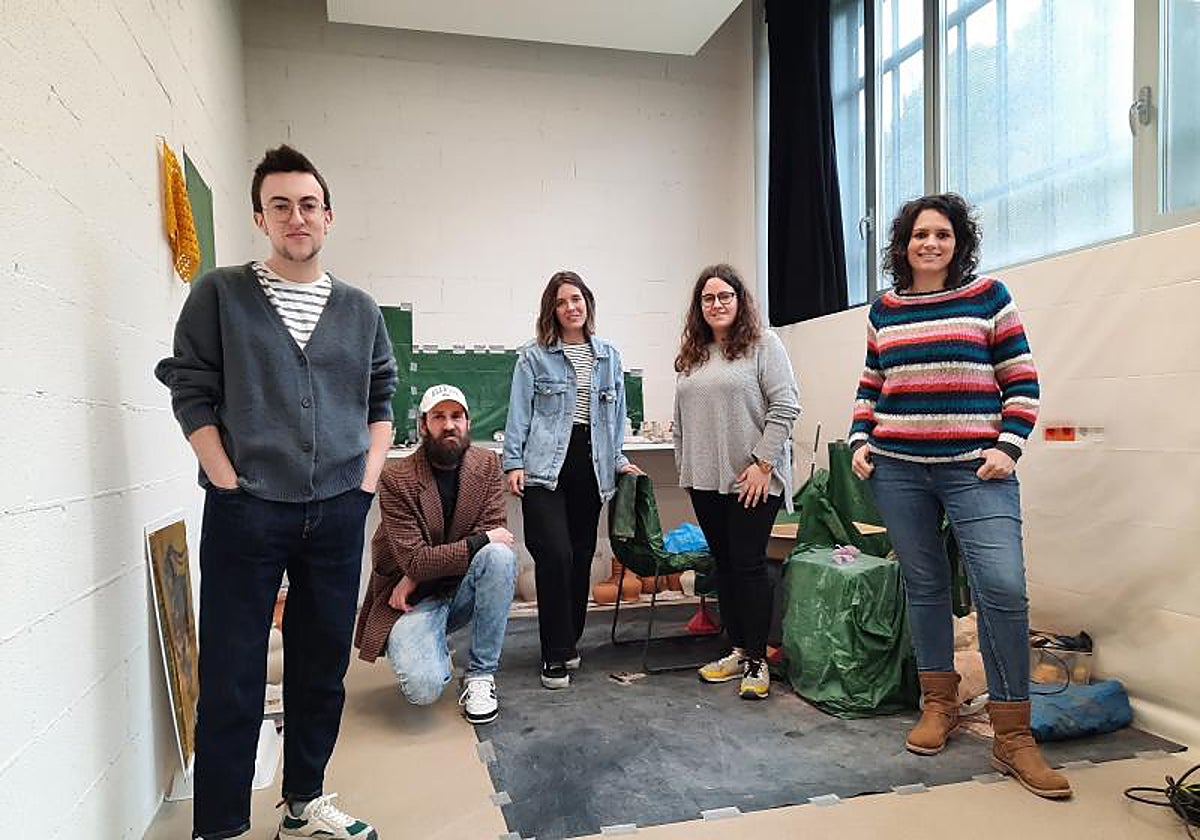 Udal ordezkariak eta Kulturazeko kideak, sortzaileekin.