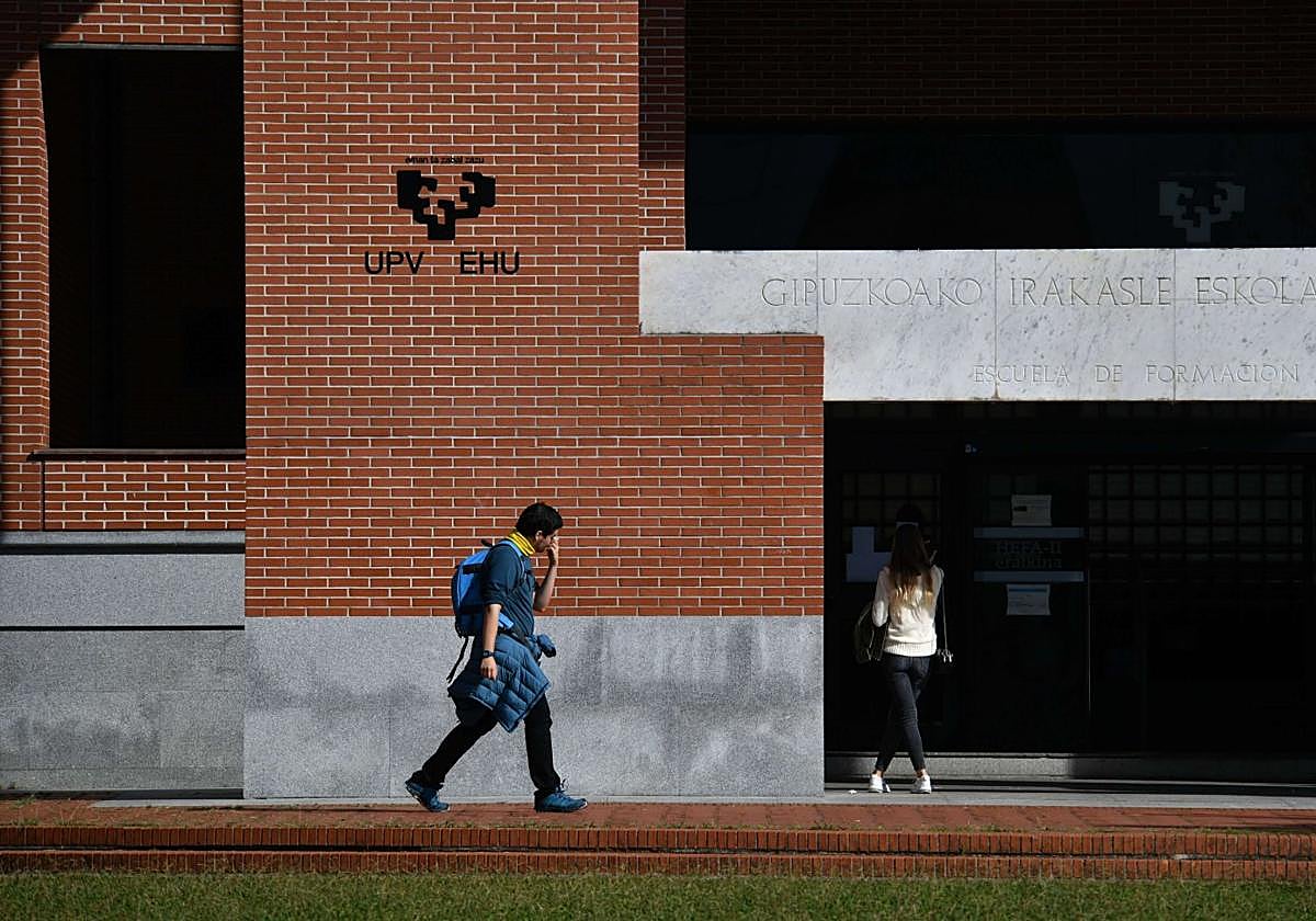 Dos estudiantes en el campus guipuzcoano de la UPV-EHU.