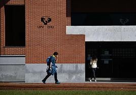 Dos estudiantes en el campus guipuzcoano de la UPV-EHU.
