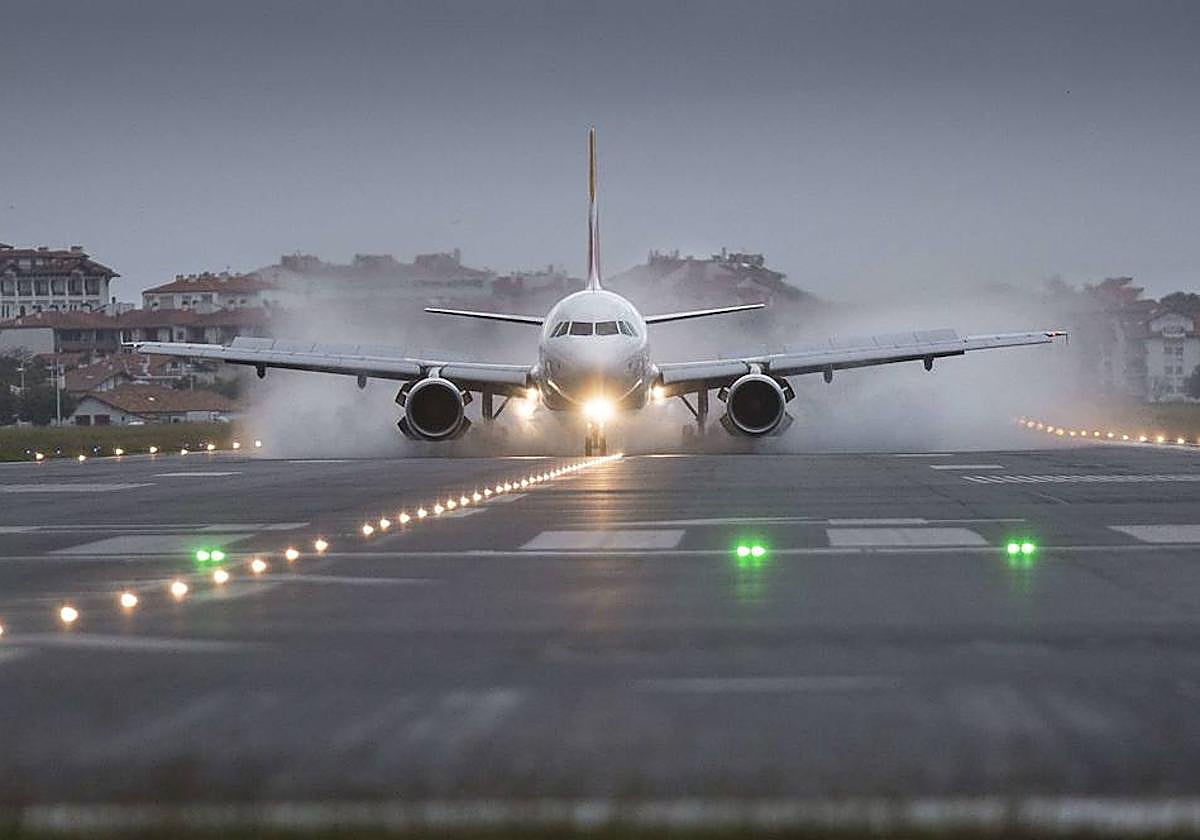Un avión aterriza en Hondarribia.