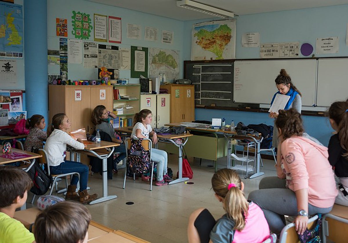 Ikasle talde bat, adi, bertso eskola batetan.