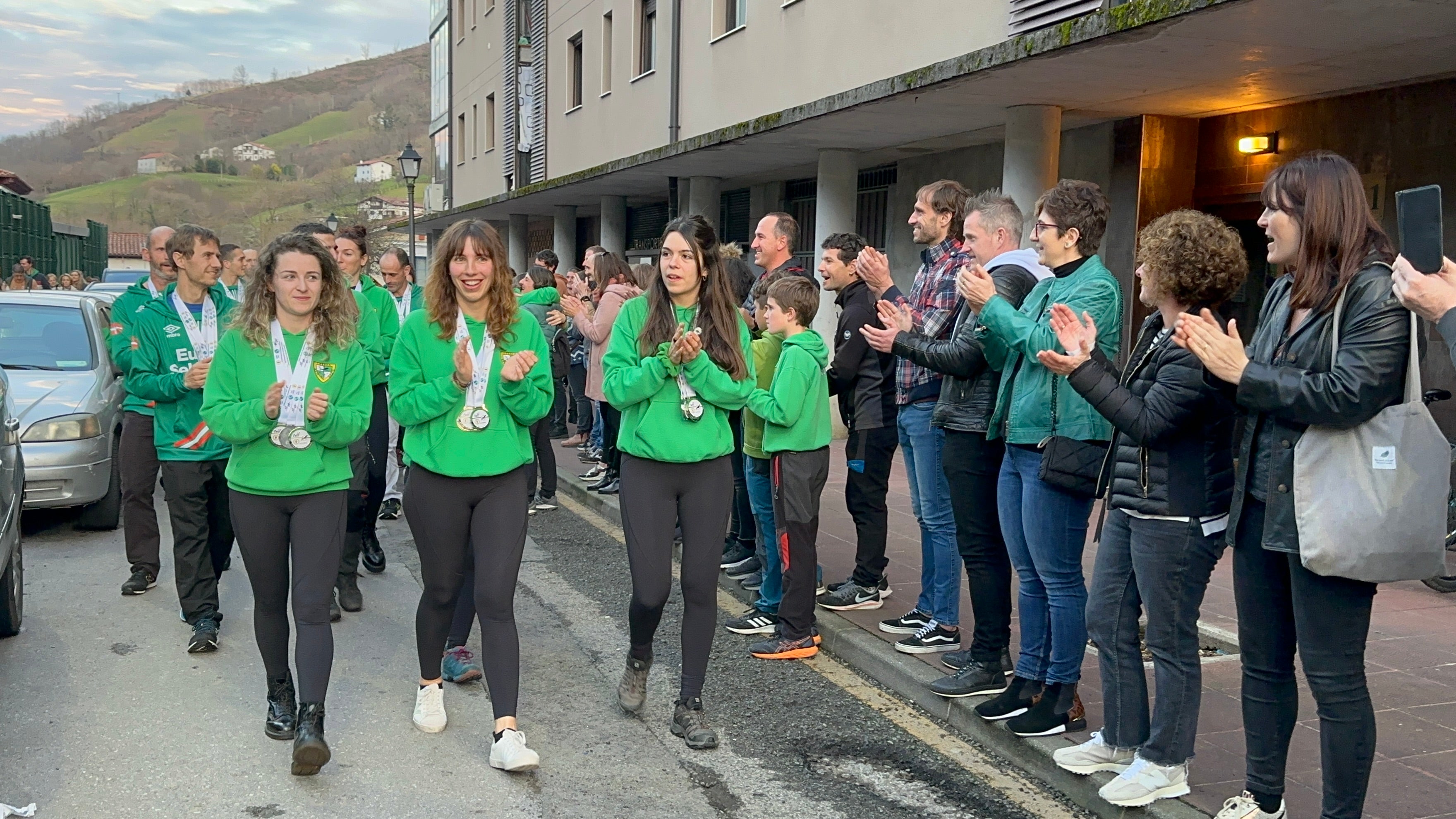Recibimiento al Beti Gazte de sokatira en Lesaka