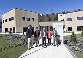 Las autoridades políticas y de Naturklima, con Ignacio Asensio en el medio, esta mañana en la presentación de la nueva sede de Naturklima.