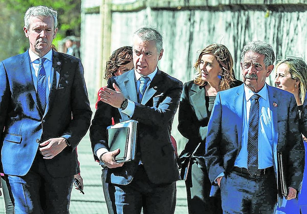 Alfonso Rueda, Iñigo Urkullu, Miguel Ángel Revilla y Adrián Barbón tras la reunión en Ajuria Enea.