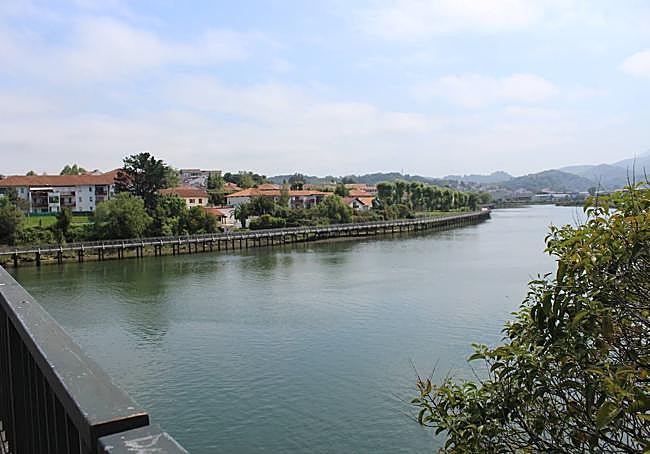 El río Bidasoa, que marca la línea fronteriza entre España y Francia, a su paso por Irun y Hendaia.