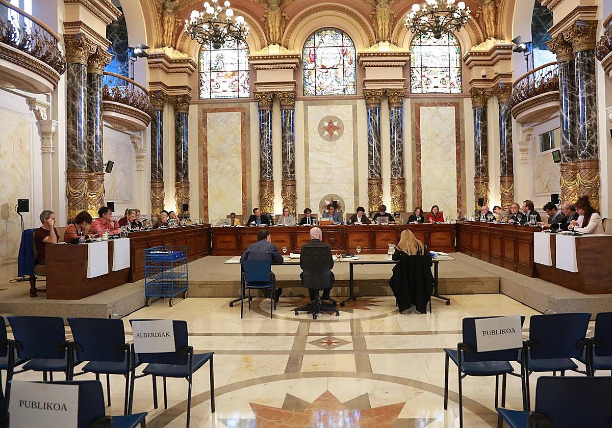 La corporación municipal, en un momento del Pleno celebrado este lunes.