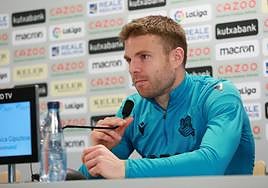 Asier Illarramendi mueve el micrófono a su gusto en la sala de prensa de Zubieta.